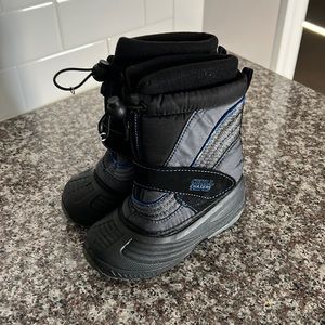 Toddler size 9 snow boots